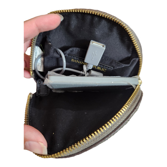 Banana Rebublic power up charging pack w carrying case. NWT - Picture 6 of 14